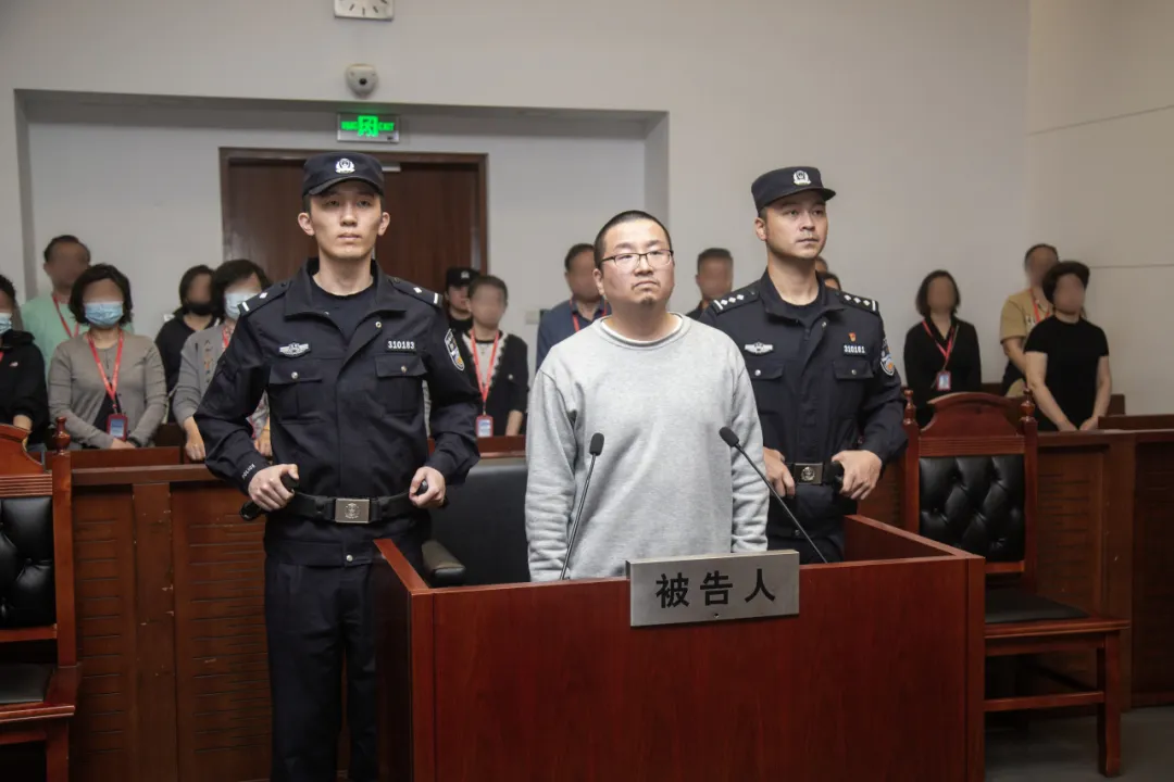 『china,中国』 3 非法集资重刑犯, 宣判, 法院发布2024.6.26 上海市“拆豆豆”网上商品交易平台案。2024年6月26日上午，上海市第一中级人民法院依法公开宣判被告人闻春林、吴婷等六人集资诈骗、非法吸收公众存款案，对闻春林以集资诈骗罪判处有期徒刑十四年，剥夺政治权利四年，并处罚金人民币三百万元。2024.5.15 上海市咏福投资案。2024年5月15日上午，上海市第一中级人民法院依法公开宣判被告人周之锋集资诈骗案，对周之锋以集资诈骗罪判处无期徒刑，剥夺政治权利终身，并处没收个人全部财产。2023.12.27 上海市中延实业集团案。2023年12月27日上午，上海市第一中级人民法院依法公开宣判被告人冯翔集资诈骗、非法吸收公众存款一案，对冯翔犯集资诈骗罪，判处无期徒刑，剥夺政治权利终身，并处没收个人全部财产；犯非法吸收公众存款罪，判处有期徒刑十二年，剥夺政治权利二年，并处罚金人民币二百万元，决定执行无期徒刑，剥夺政治权利终身，并处没收个人全部财产，罚金人民币二百万元。