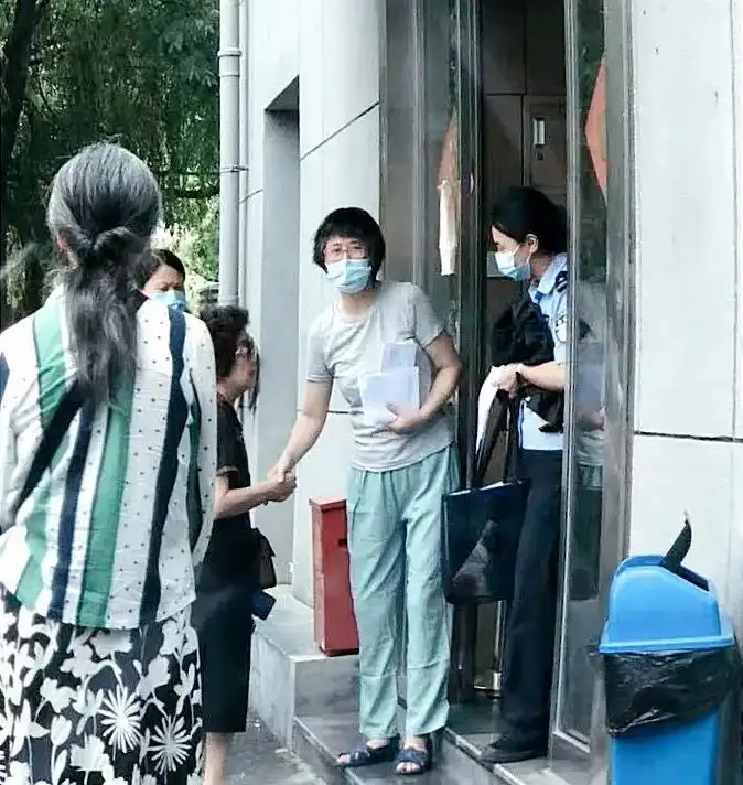 密码保护：上海小诸葛金服平台 2023.7.23……【自媒体】小诸葛金服出借人杭州83万：我回来了各位亲爱的朋友，许久没有与大家互动交流了，自我被捕以来一年多的时间里，一直想念大家，你们都好吗？2023年7月10日的早晨，杭州乔司监狱的大门徐徐打开，我终于重获自由。出大门的一瞬间，骤然卸下沉重的身心压力，竟有点不适应，懵懵然环顾四周，回想从2022年4月10日至2023年7月10日，整整一年三个月的漫长“封印”，一瞬间烟消雾散，忽然觉得好短暂，恍然如梦。始料不及的是，在门外迎接我的，还有几位特地赶来的难友，但发懵的我没有很快认出他们。直到他们上来打招呼，我才反应过来，原来他们是：天津蔡阿姨、上海十三、老帅哥、杭州神仙、无名。​这些天来，受到许多难友的电话问候、微信留言、上门探望、红包馈赠。也听说了自我被捕以来大家为营救我而付出的种种努力，以及当时许多微博、公众号等自媒体对我的声援。我深深感动！我在看守所和监狱的日子，是一段非常特别的人生历程，从当初无法想象的艰难到今天终于熬了过来。理想主义、英雄主义、利他主义，这些浓厚的浪漫主义情怀造就我这样的牺牲性格，就像唐吉诃德一样，或许是傻，或许是天真，但既是我当初的选择，我亦无怨无悔。我还是会跟进小诸葛案，追踪情况，我已经给韦小东警官打过电话，他说到8月底会办手续把一切移交法院执行局，他说执行局沈国敏法官不办小诸葛案执行之事了，具体换成哪个法官还不知道。世事难料，一直都不知道大姐去哪了。没想到是这样