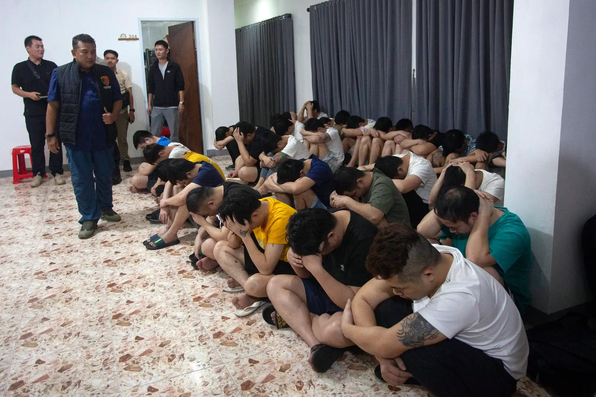 indonesia arrests 88 chinese nationals over online romance scams 2023.8.31……【press】【indonesia】batam, indonesia–indonesian police said wednesday they have arrested 88 chinese citizens for involvement in a cross-border telephone and online romance scam syndicate after receiving a tip from the chinese security ministry.the suspects, including five women, were arrested on batam island, next to singapore, said riau islands police spokesperson zahwani pandra arsyad. they were working from a shophouse, a building with mixed commercial and residential use, in an industrial park. police believe the suspects are members of a telephone fraud and online love scam syndicate, arsyad said.➤【印度尼西亚】网爱诈骗横行 印尼警方逮捕88名涉案中国公民（中央社印尼巴淡岛30日综合外电报导）印尼警方今天表示，数十名中国公民因涉嫌经营网路爱情诈骗集团而在印尼被逮捕，该集团使数百名在中国的受害者深陷泥淖。法新社报导，印尼警方昨天根据中国同行情报，在廖内群岛省（riau islands）巴淡市（batam city）的一个工业园区逮捕了83名男子和5名女性。警方表示，该网路爱情诈骗集团敲诈数百名中国受害者，其中许多人是公职人员。廖内群岛省警方发言人扎瓦尼（zahwani pandra arsyad）今天告诉法新社：「我们正在调查受害者中是否有印尼人。如果没有，诈骗者将立即被驱逐出境。」诈骗者在视讯通话中假装对受害者有感情。女诈骗犯被指控引诱受害者，接着在视讯通话期间要求受害者从事与性有关的行为，其他犯罪同伙则负责录下影片。而后诈骗犯会开始勒索受害者，威胁受害者如果拒绝汇钱给他们，便会将影片外流至社群媒体。目前还不清楚这个网路爱情诈骗集团已经经营多久，以及敲诈了多少钱。警方此前曾表示，在中国打击国内网路诈骗后，许多诈骗者已转移到印尼和其他东南亚国家。2019年，印尼警方在一起骗取受害者高达数百万美元的网路诈骗案中，逮捕了85名中国公民以及6名本国人。